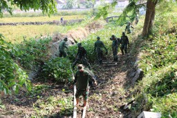 Wujudkan Kelurahan Gebang Sidoarjo bersih Babinsa Kodim 0816 gotong royong bersihkan lingkungan.