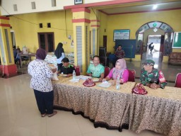 Pelda Arif.S Babinsa Pangkemiri Pendampingan Penyaluran Bansos Sembako Warga Binaan