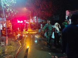 Aksi cepat tanggap kebakaran gudang oleh Babinsa Koramil 0816/01 Sekardangan.