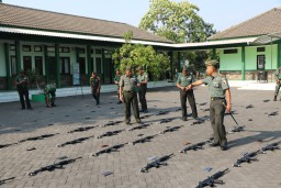 Cegah maraknya judi online, Dandim 0816/Sidoarjo pimpin pemeriksaan Handphone Anggota