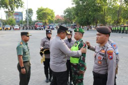 Dandim 0816/Sidoarjo hadir dalam apel gelar pasukan Ops Mantap Brata Semeru 2023-2024 di Parkir timur Gor delta Sidoarjo.