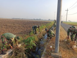 Pelda Andi P & Kawan² Babinsa Koramil 05/Tulangan Tergabung Dalam Kegiatan Karya Bakti Gotong Royong Wilayah Teritorial Koramil 04/Porong