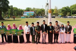Dandim 0816/Sidoarjo dampingi Bupati dalam rangka upacara Hari Santri Nasional di alun - alun Sidoarjo