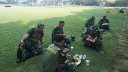 Makan Bersama Rakyat: TNI dan Masyarakat Pererat Hubungan dalam Rangka Bakti TNI Gotong Royong