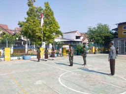 Babinsa Koramil 0816/01 Sidoarjo tanamkan wawasan kebangsaan di SMA Mutiara Bunda.