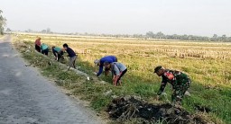 Babinsa Simoketawang Wonoayu kerja bhakti bersama masyarakat pembersihan saluran irigasi