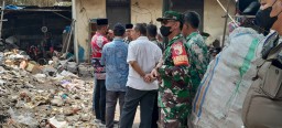 Babinsa Koramil 0816/16 Waru pengamanan Kegiatan Peninjauan TPST Desa Kureksari dan Desa Ngingas Kec. Waru