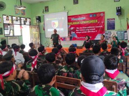 Babinsa Koramil 0816/16 Waru Masuk Sekolah untuk Memberikan Wawasan Kebangsaan