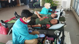 Koramil 0816/01 donor darah pada pada event Anniversary Hotel Luminor Sidoarjo