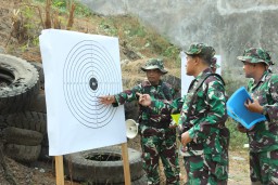 Anggota Kodim 0816/Sidoarjo Melaksanakan Latihan Menembak Senjata Ringan