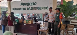 Babinsa Koramil 0816/10 Balongbendo Hadiri Penyaluran Bantuan Pangan untuk Keluarga Rawan Stunting