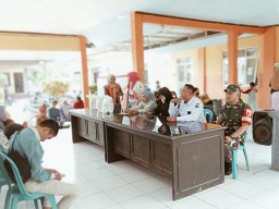 Babinsa Koramil 0816/11 Tarik Dampingi Dinas Pangan Kab Sidoarjo Pembagian Beras Di Desa Binaan.