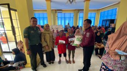 Babinsa Koramil 0816/10 Balongbendo Hadiri Kegiatan Penyaluran Bantuan Sosial Pangan di Desa Seduri