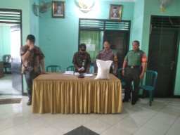 Babinsa Koramil 0816/10 Balongbendo Hadiri Acara Pendistribusian Bantuan Sosial Beras di Balai Desa Bakalan Ringinpitu