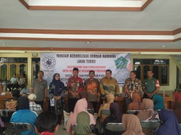 Babinsa & Bhabinkamtibmas Kebaron Pendampingan & Monitoring Bantuan Sosial Beras di Desa Kebaron
