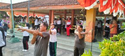 Babinsa Koramil 0816/10 Balongbendo mengikuti Kegiatan Senam Bersama Forkopimka Balongbendo