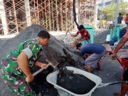 "Babinsa Koramil 0816/01 Sidoarjo Bersama Warga Kemiri Melakukan Kerja Bakti Pembangunan Musholla"