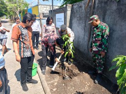 TNI /Polri dan Pemdes Tambaksawah berkolaborasi penanaman bibit pohon untuk kesejahteraan lingkungan