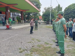 Pembinaan dan Peningkatan Kapasitas Anggota Linmas di desa Krembung menghadapi Pemilu Tahun 2024