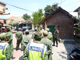 Babinsa Prambon Berikan Pelatihan PBB dan Pembekalan Tugas Linmas Menyongsong Pemilu 2024 di Desa Jatikalang Prambon