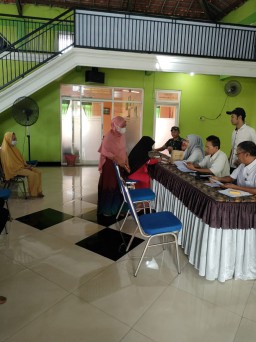 "Babinsa Koramil 0816/09 Krian Membantu Pendistribusian BLT DD Tahap 4 di Desa Sedenganmijen"