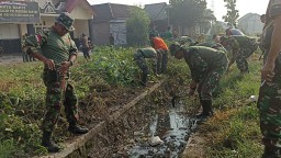 Karya Bakti Kemanunggalan TNI bersama Rakyat Kodim 0816 Tahun 2023 Pembersihan Saluran Air