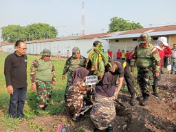 Anggota Ramil 0816/07 melaksanakan giat Karya Bhakti bersama Forkopimka Kec. Krembung