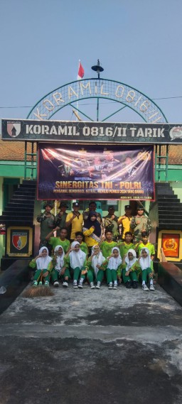 Kebersamaan Anggota Koramil 0816/11 Tarik Bersama Warga Masyarakat Dalam Giat Gotong-royong Bersih-bersih Desa.