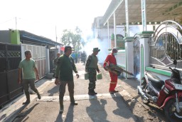 Dandim 0816/Sidoarjo : TNI Satu Hati Bersama Masyarakat lakukan Karya Bakti untuk Lingkungan Bersih