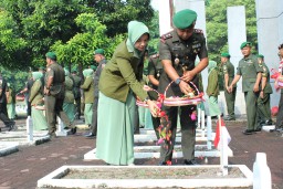 Dandim 0816/Sidoarjo pimpin Upacara Ziarah dan Tabur Bunga Memperingati Hari Juang TNI AD 2023 dengan Tema 'TNI AD Bersatu dengan Alam Membangun NKRI'