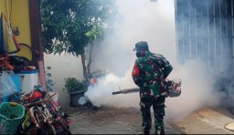 Babinsa 0816/16 Waru Melaksanakan Foging Lingkungan untuk Menanggulangi Kasus Penyakit DBD