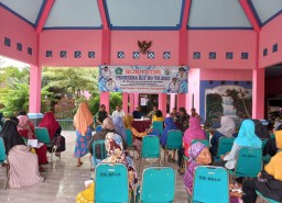 Babinsa Koramil 0816/10 Balongbendo Melaksanakan Pendampingan Penyaluran BLT-DD TW 4 Tahun 2023 di Balai Desa Watesari , Kecamatan Balongbendo