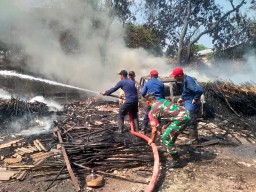Babinsa Koramil 0816/01 Sidoarjo padamkan kebakaran gudang kayu di desa Sarirogo Sidoarjo.