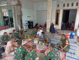 Bentuk Kekompakan Danramil 0816/05 Tulangan Beserta Babinsa Anggota dan Persit di Rumah Batuud