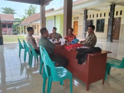 Babinsa Koramil 0816/13 Wonoayu Gelar Komsos dengan Tiga Pilar Demi Kondusivitas Desa