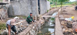 Babinsa Koramil 0816/15 Sukodono Bahu-membahu Bersama Warga dalam Pembangunan Saluran Air di Desa Ngaresrejo