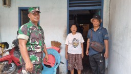 Babinsa Koramil 0816/16 Waru Peltu Puji Suyanto Bantu Wujudkan Distribusi Tepat Sasaran BLT Dana Desa di Desa Pepelegi
