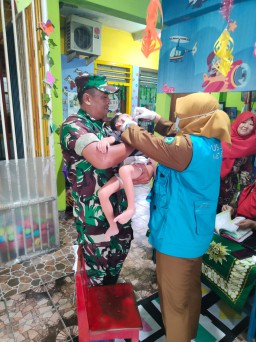 Babinsa Pelda Puji Suyanto Hadiri dan Dukung Pekan Imunisasi Nasional di Desa Waru