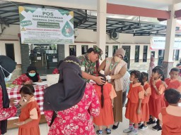Peduli Kesehatan Masyarakat, Babinsa Koramil 0816/15 Sukodono Dampingi Pekan Imunisasi Nasional Polio