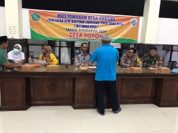 Babinsa Koramil 0816/13 Wonoayu Jalin Kesetiakawanan Sosial Pada Musyawarah Desa Popoh : Penetapan KPM BLT di Tahun Anggaran 2024