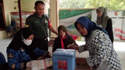 Serbu Vaksin Polio: Babinsa Koramil 0816/13 Wonoayu Bergotong Royong Lindungi Putra-Putri Terkecil