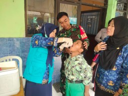 Sinergi dalam Aksi Kemanusiaan, Babinsa Serda Badik Mendampingi Kegiatan Imunisasi Nasional di SDN 1 Janti