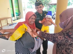 Peran Babinsa Koramil 0816/11 Tarik, Laksanakan Pendampingan dan Sukseskan Program Imunisasi Vaksin Polio Di Desa Klantingsari