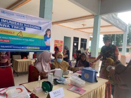Gotong Royong untuk Generasi Sehat: Sertu Budiono dan Tim Medis Desa Keper Bergandengan Tangan dalam Pekan Imunisasi Polio 2024