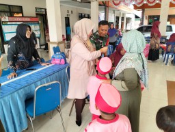 Babinsa Koramil 0816/10 Balongbendo Berpartisipasi dalam Pelaksanaan Pekan Imunisasi Nasional Polio di Desa Gagangkepuhsari