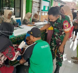 Support Prevention Polio,Babinsa Koramil 0816/14 Taman Dampingi Tim Nakes Berikan Imunisasi Kepada Anak