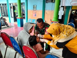 Sukseskan Pekan Imunisasi Nasional Polio Babinsa Koramil 0816/ 06 Tanggulangin Lakukan Pendampingan