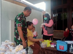 Babinsa Lebo Koramil 0816/01 Sidoarjo sukseskan pekan PIN polio di wilayahnya.