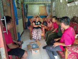 Bentuk Solidaritas Yang Nyata, Anggota Koramil 0816/15 Sukodono Jenguk Anggota Yang Sakit.
