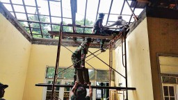"Babinsa Koramil 0816/01 Sidoarjo Perkuat Semangat Gotong Royong dalam Perbaikan Pangkalan Makoramil"